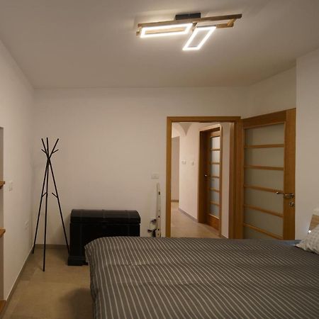 Guest House Zerjal Podnanos ภายนอก รูปภาพ