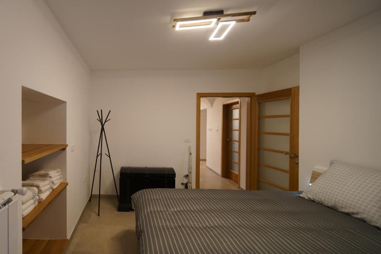 Guest House Zerjal Podnanos ภายนอก รูปภาพ